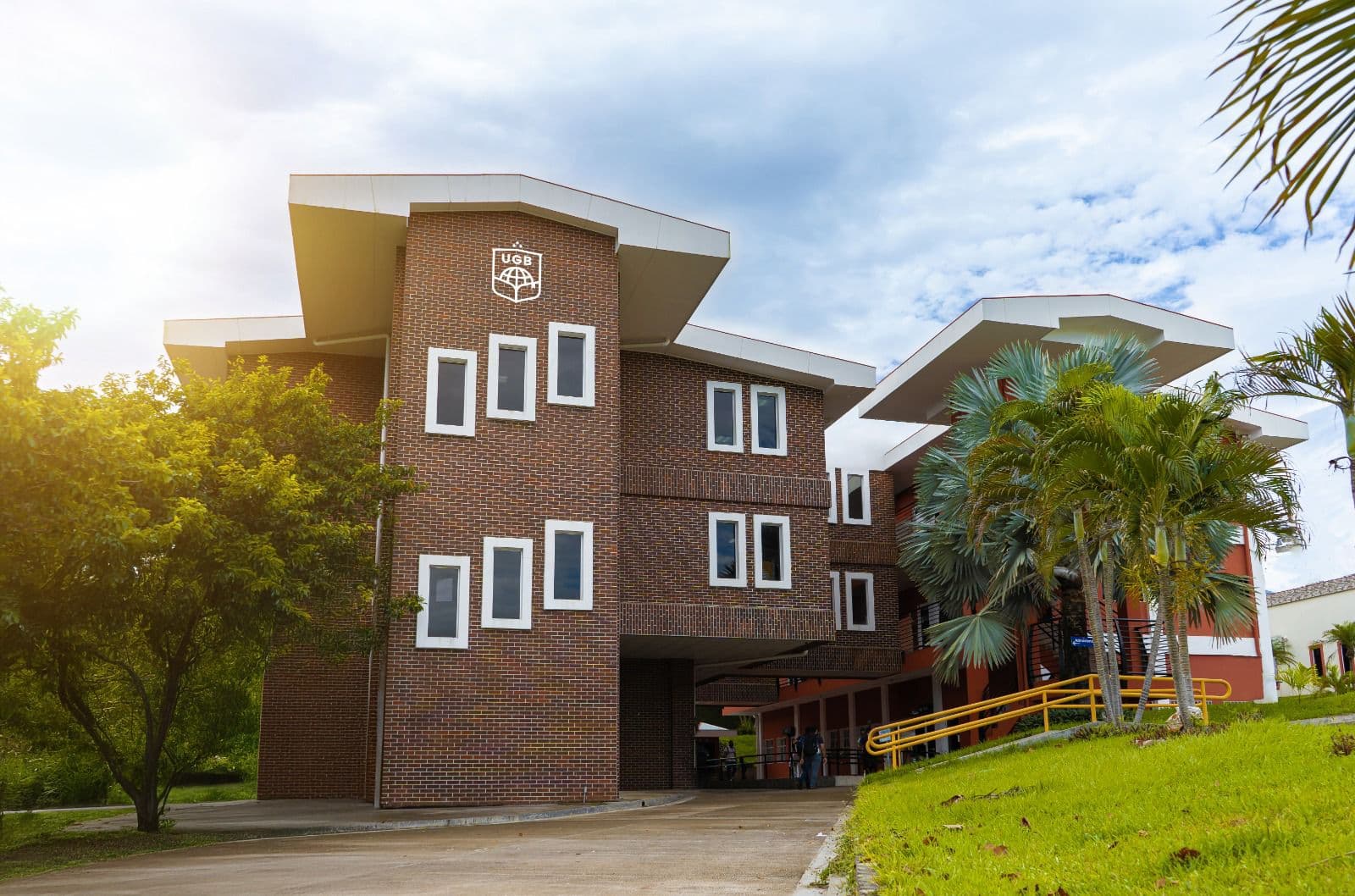 Universidad Gerardo Barrios (UGB)